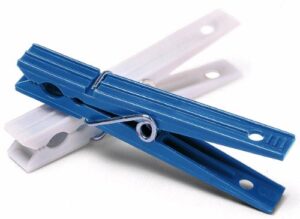 whitmor plastic clothespins set of 50, s/50, white and blue – 6171-919