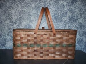 amish handmade large picnic basket with pie divider tray and wood carrier handles. truly the ultimate in picnic baskets! place your homemade pie in the bottom of the basket and secure it by placing the divider on top of it, then place your meal and picnic