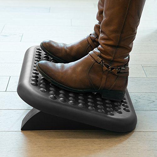 Navaris Under Desk Foot Rest - Ergonomic Footrest for at Work, Home Office, Computer - Adjustable Angle 0 - 15° Support Step Stool Riser for Feet