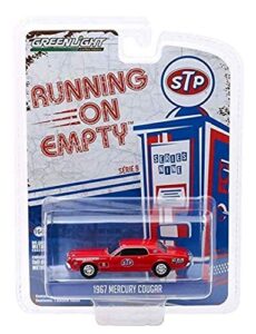 greenlight running on empty series 9 41090-c 1967 mercury cougar stp cougar country 1:64 scale