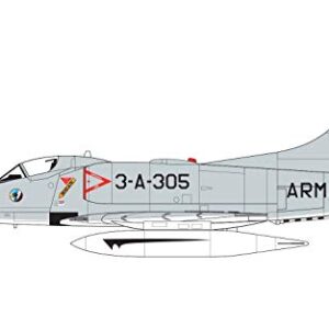 Airfix Douglas A-4B/Q Skyhawk 1:72 Vietnam War Military Aviation Plastic Model Kit A03029A, Unpainted