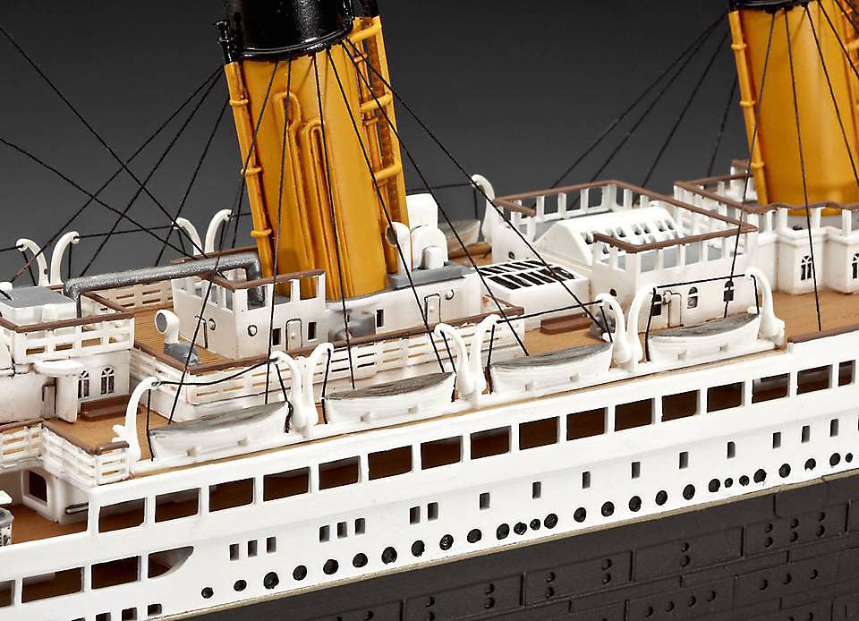 Revell 05715 1:400 RMS Titanic 100th Anniversary Edition Gift Set