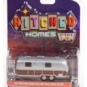 Greenlight 34110-C Hitched Homes Series 11 - 1972 Airstream Double-Axle Land Yacht Safari Custom Woody 1:64 Scale