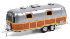 greenlight 34110-c hitched homes series 11 – 1972 airstream double-axle land yacht safari custom woody 1:64 scale