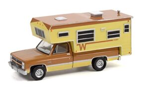 green machine greenlight 30288 1986 chevy c20 silverado camper special with winnebago slide-in camper – copper canyon & doeskin tan 1/64 diecast