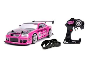 jada toys hello kitty nissan skyline gt-r (bnr34) drift power slide elite r/c, usb charging, with 4 extra tires, pink