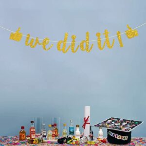 Dill-Dall Glitter We Did It Banner, 2022 Graduation Banner, Congrats Grad Party Supplies, High School Graduation / College Graduation Party Decorations ( Gold )