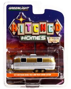 toy cars 1972 airstream double-axle land yacht safari custom travel trailer chrome and gold hitched homes series 12 1/64 diecast model by greenlight 34120 c