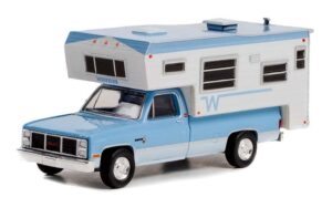 collectibles greenlight 30338 1985 gmc sierra 2500 with winnebago slide-in camper – light blue & frost white (hobby exclusive) 1:64 scale diecast