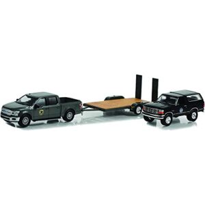 greenlight 31150-c hollywood hitch & tow series 11 – yellowstone 2018 f-150 montana livestock association with 1992 bronco montana livestock association on flatbed trailer 1:64 scale