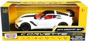 motormax toy 2019 chevy corvette c7 zr1 white and black with red interior history of corvette series 1/24 diecast model car by motormax 79356, 79356w-rd