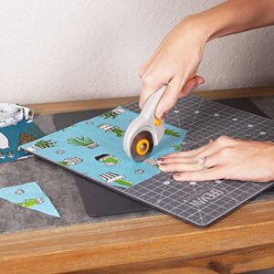 WA Portman Rotating Self Healing Cutting Mat And Rotary Cutter Set - Rotating Cutting Mat for Sewing & Quilting - 13x13 Inch Self Healing Cutting Mat Set - Rotary Cutter Mat - 5 Extra Blades