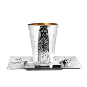 premium regal square disposable kiddush cups with trays, 5.5oz (5 count) | elegant silver-colored plastic tumblers | heavy weight | perfect for the seder table, sabbath getaways and gatherings