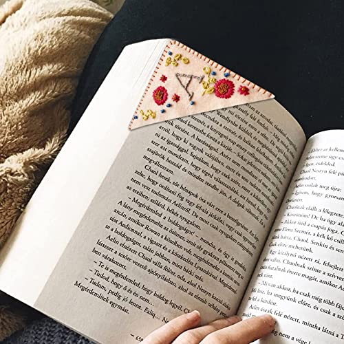 AZURAOKEY Cute Flower Letter Embroidery Bookmarks, Felt Triangle Bookmark, Hand Felt Page Number Decorative Book Label Letter Bookmarks for Reading Lovers Meaningful Gift