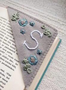 26 letters hand embroidered corner bookmark, personalized hand stitched felt corner letter bookmark, felt triangle bookmark, cute flower letter embroidery bookmarks for book lovers ( color : winter ,