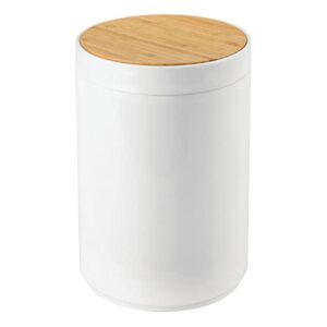 mdesign plastic round trash can small wastebasket, garbage bin container with swing-close lid, kitchen, bathroom, home office, bedroom basket; holds waste, recycling,1.3 gallon – white/natural