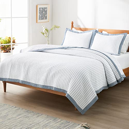 Bedsure White Quilt Queen Size - Lightweight Soft Quilt Bedding Set for All Seasons, Bedspreads & Coverlets, Corduroy Pattern Quilt Set, White and Royal Blue, 3 Pieces with 2 Pillow Shams