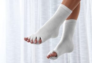sharper image moisturizing toe alignment socks