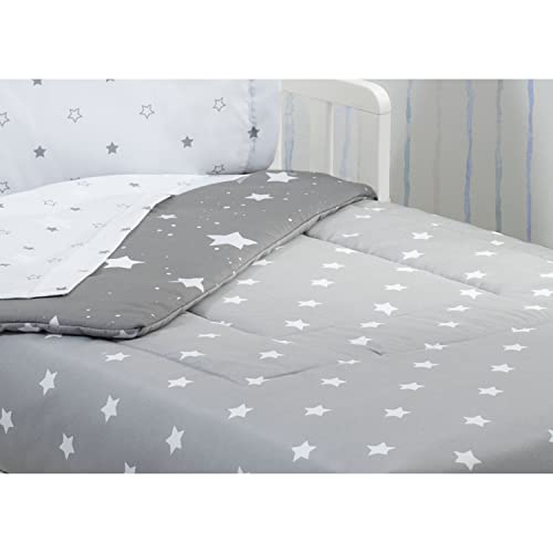 Delta Children 4 Piece Toddler Bedding Set for Boys - Reversible 2-in-1 Comforter - Includes Fitted Comforter to Keep Little Ones Snug, Bottom Sheet, Top Sheet, Pillow Case - Dusty Skies, Grey Stars