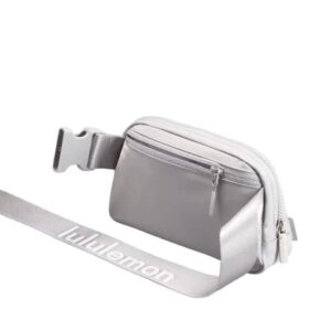 Lululemon Athletica, Lululemon Everywhere Belt Bag 1L (Silver Drop / White)