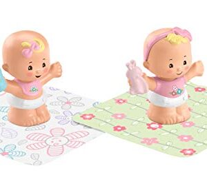Fisher-Price Little People Snuggle Twins, set of 2 baby figures with 2 soft blanket accessories for toddlers and preschool kids ages 18 months to 5 years
