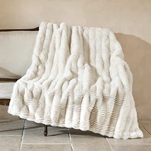 Amélie Home Warm Faux Fur Throw Blanket, Beige Fuzzy Soft Blanket, Special Wavy Pattern, Comfy Furry Throw Blankets for Couch Sofa Chair Bed, 50 X 60 Inch