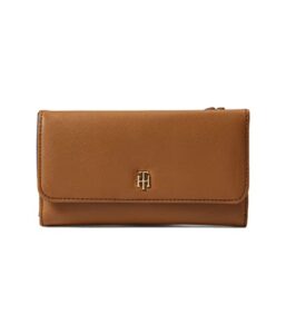 tommy hilfiger beth ii flap continental wallet saffiano pvc cognac one size