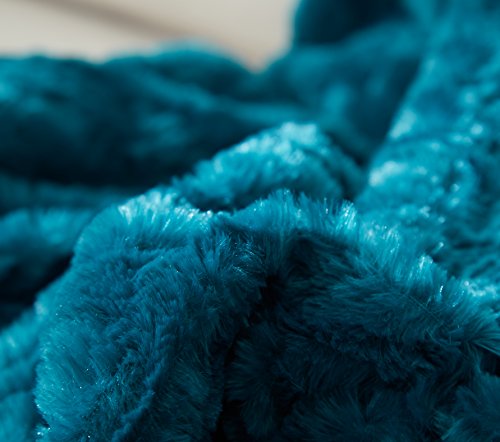 DaDa Bedding Lavish Emerald Teal Green Blue Faux Fur Fuzzy Throw Blanket - Mermaid Scales Design White Sherpa Backside - Soft Warm Plush Bright Vibrant Jewel Tones Embossed for Bed/Couch - 50" x 60"