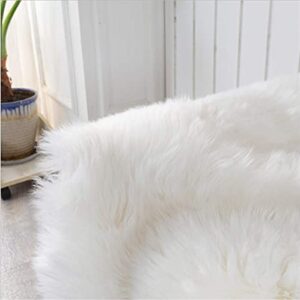 HLZHOU Soft Faux Fur Rug White Sheepskin Chair Cover Seat Pad Shaggy Area Rugs for Bedroom Sofa Living Room Floor(2 x 3 Feet （60 x 90 cm） White)