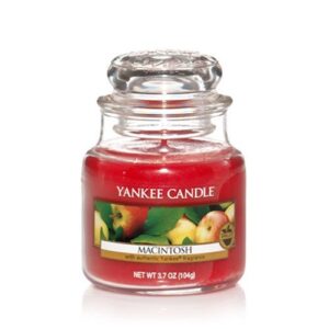 yankee candle macintosh small jar candle, fruit scent