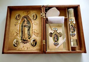 vela para bautizo con caja de madera con 12 organzas de recuerdos con rosarios biblia en espanol