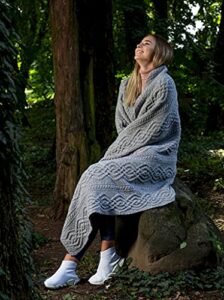 saol luxurios dara 100% merino wool cable knit aran throw/blanket (grey) by 69 x 44 inches