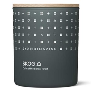 skandinavisk skog ‘forest’ scented candle. fragrance notes: pine needles and fir cones, birch sap and lily of the valley. 7.0 oz.