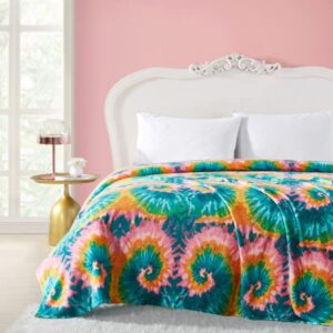 betsey johnson | fleece collection | blanket – ultra soft & cozy plush fleece, lightweight & warm, perfect for bed or couch, king, tie dye love