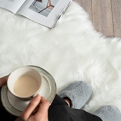 MIULEE Luxury Super Soft Fluffy Area Rug Faux Fur Sheepskin Rug Decorative Plush Shaggy Carpet for Christmas Decor Bedside Sofa Floor Nursery 3 x 5 Feet, White