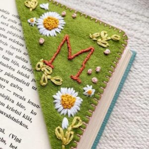 HYOIIO Corner Bookmark, Personalized Hand Embroidered Corner Bookmark, Hand Stitched Felt Corner Letter Bookmark, Felt Triangle Bookmark, Cute Flower Letter Embroidery Bookmarks for Book Lovers(M)