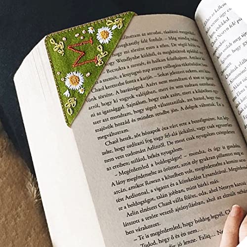 Flower Letter Embroidery Bookmarks,Personalized Embroidered Corner Bookmark,Felt Triangle Page Corner Handmade Bookmark,Cute Felt Triangle Bookmark Gifts Bookmarks for Book Lovers(Winter C)