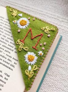 26 letters personalized hand embroidered corner bookmark, felt triangle page stitched corner handmade bookmark,unique cute flower letter embroidery bookmarks accessories for book lovers (c, summer)