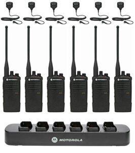 6 pack of motorola solutions rdu4100 two way radio walkie talkies with speaker mics and 6-bank charger