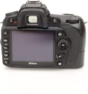 nikon d90 12.3mp dx-format cmos digital slr camera with 18-105 mm f/3.5-5.6g ed af-s vr dx nikkor zoom lens (old model)