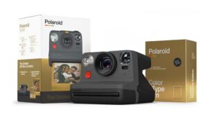 polaroid now black i-type instant camera – golden gift box camera + film bundle (6151)