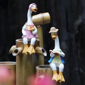 JARPSIRY 2 Pcs Sitting Couple Duck Garden Statues Outdoor Fence Decor Cute Resin Ducks Figurine Funny Goose Lovers Sculpture for Home Office Patio Lawn Yard Ornaments