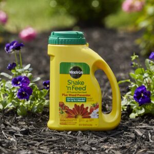 Miracle-Gro 1038361 Shake 'N Feed All Purpose Plant Food Plus Weed Preventer1, 4.5 lb