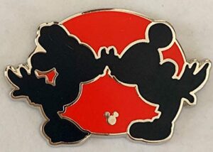disney pin 130722 dlr – hidden mickey 2018 – red silhouette – mickey & minnie kiss completer pin