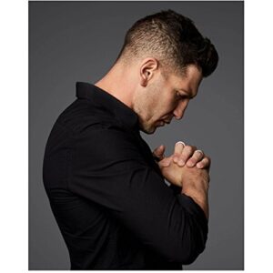 jon bernthal 8 inch x 10 inch photograph the punisher (tv series 2017 – ) profile hands together head bowed kn