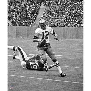 dallas cowboys roger staubach out of the pocket black & white 8×10 photo, picture.