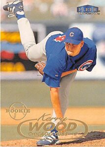 kerry wood baseball card (chicago cubs p) 1998 fleer tradition #563 rookie
