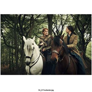 sam heughan 8 inch x 10 inch photograph outlander (tv series 2014 -) riding white horse next to caitriona balfe on chestnut horse kn