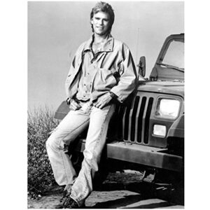 richard dean anderson 8 x 10 photo stargate legends macgyver black & white cute smile leaning on front of jeep kn