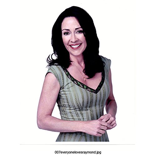 Patricia Heaton 8 Inch x10 Inch Photo Everybody Loves Raymond (TV Series 1996 - 2005) Hands Together at Waist kn